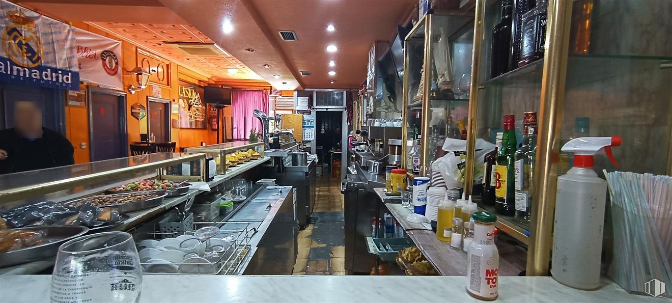 Local en venta en Zona Ramón y Cajal, Humanes de Madrid, Madrid, 28970 con botella, persona, ropa, mesa, barware, edificio, silla, interiorismo, establecimiento de bebidas y cliente alrededor