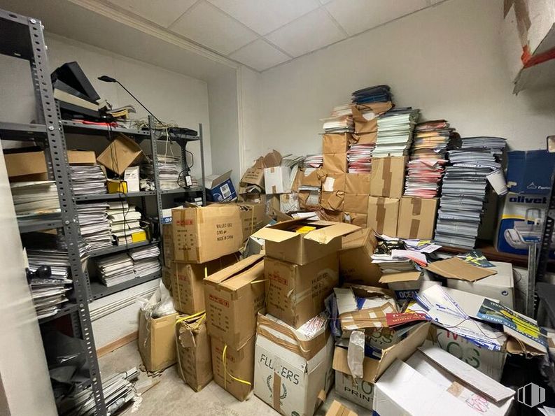 Oficina en venta en Zona Gaztambide, Chamberí, Madrid, 28015 con caja de envío, caja, publicación, madera, estantería, venta al por menor, estante, material de oficina, cartón y diseño automovilístico alrededor