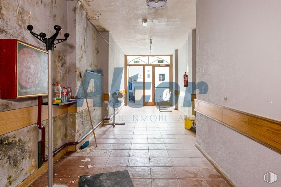 Local en venta en Calle Alcalá, San Blas - Canillejas, Madrid, 28027 con lámpara, marco, interiorismo, puerta, alumbrado, madera, suelo, suelos, arte y techo alrededor