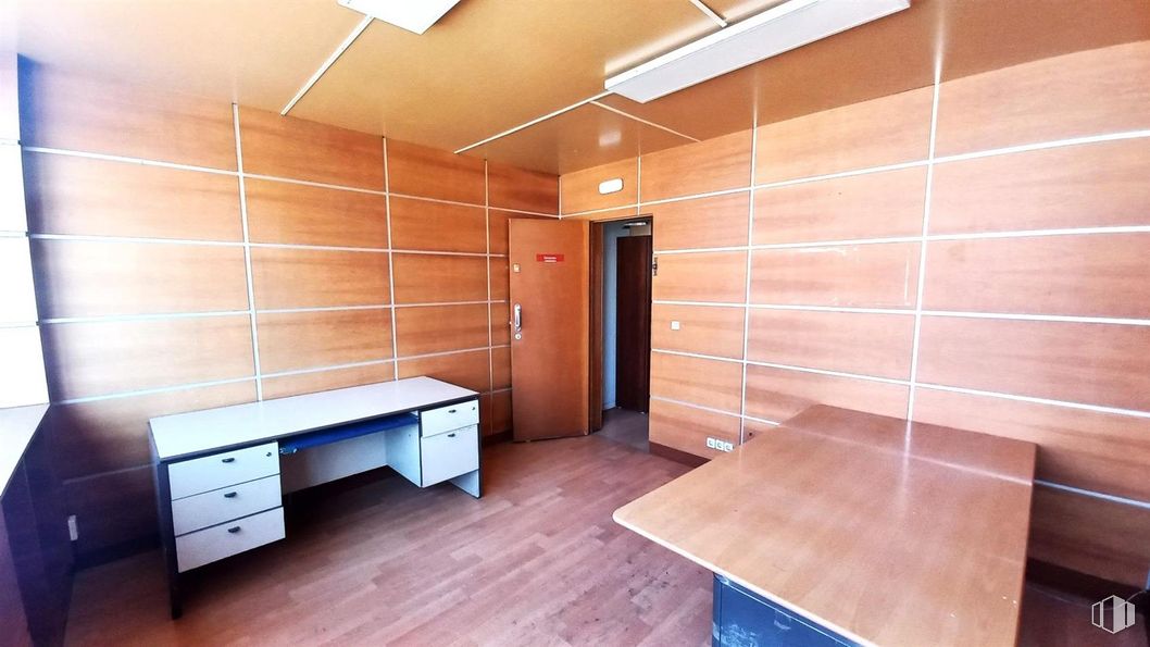 Nave en alquiler y venta en Polígono Prado Overa, Leganés, Madrid, 28914 con escritorio, puerta, suelos, suelo, madera, interiorismo, techo, mueble, habitación y tinte para madera alrededor