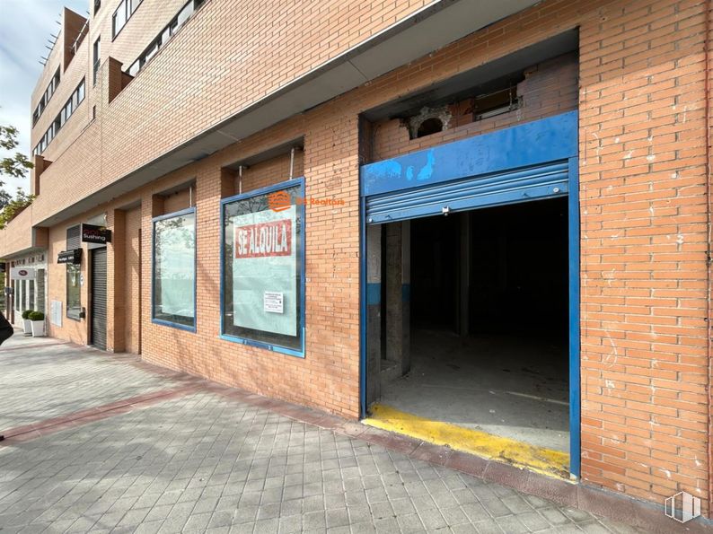 Retail for rent at Avenida Monasterio de Silos, 11, Fuencarral - El Pardo, Madrid, 28034 with building, window, road surface, brick, brickwork, wood, sidewalk, asphalt, facade and city around