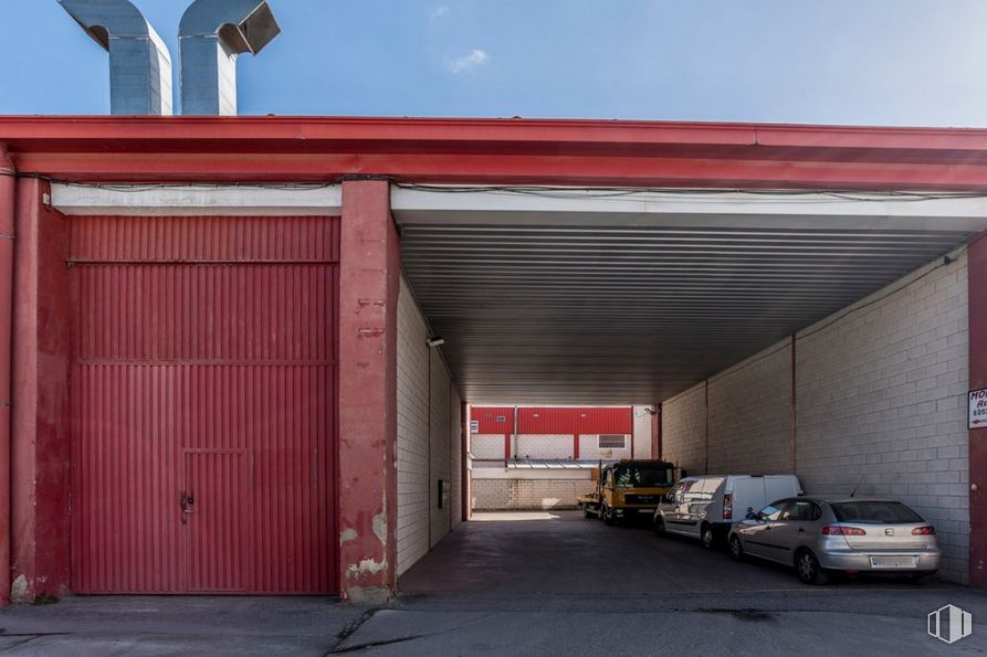 Nave en venta en Zona industrial Coslada, Coslada, Madrid, 28820 con coche, puerta, edificio, luz de estacionamiento automotriz, neumático, rueda, vehículo, neumático automotriz, cielo y placa de matrícula del vehículo alrededor