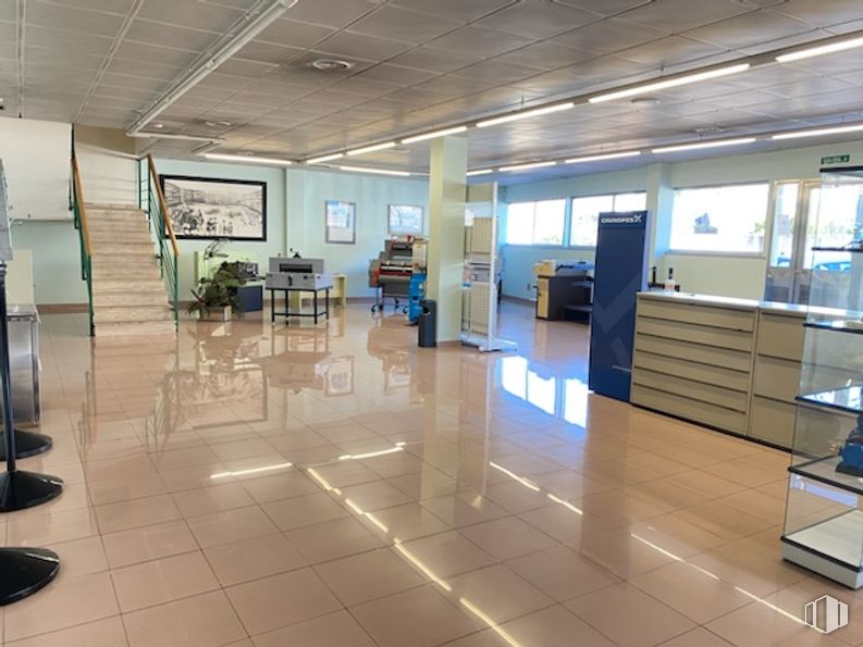 Nave en alquiler en Calle Morse, 30, Getafe, Madrid, 28906 con edificio, accesorio, suelo, suelos, puerta, techo, planta de interior, vidrio, evento y silla alrededor