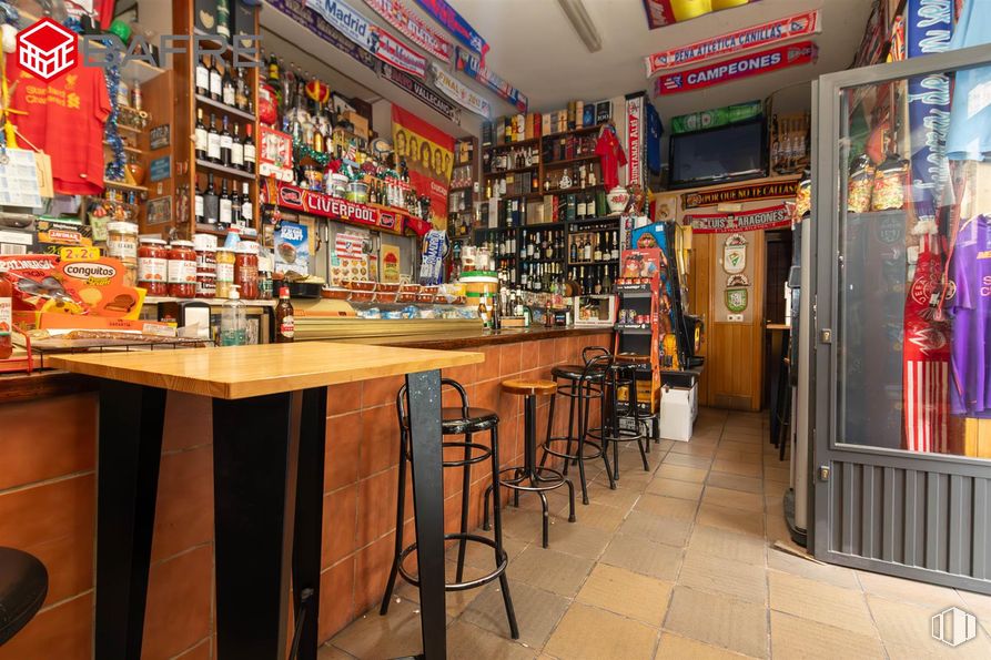 Retail for rent at Calle Torregrosa, Hortaleza, Madrid, 28043 with stool, convenience store, retail, shelf, bottle, shelving, alcoholic drink, bar, logo and liquor around