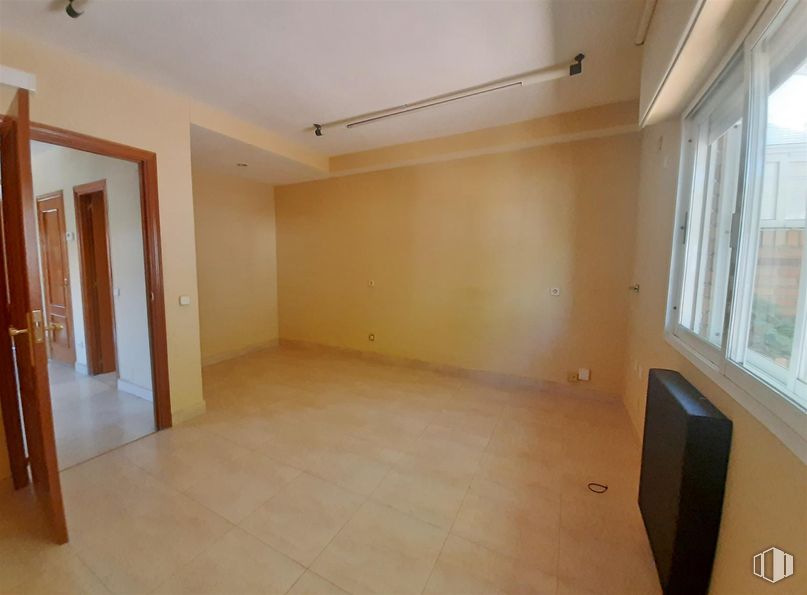 Oficina en alquiler en Avenida España, Majadahonda, Madrid, 28220 con ventana, propiedad, accesorio, madera, edificio, suelo, suelos, hall, puerta y inmobiliario alrededor