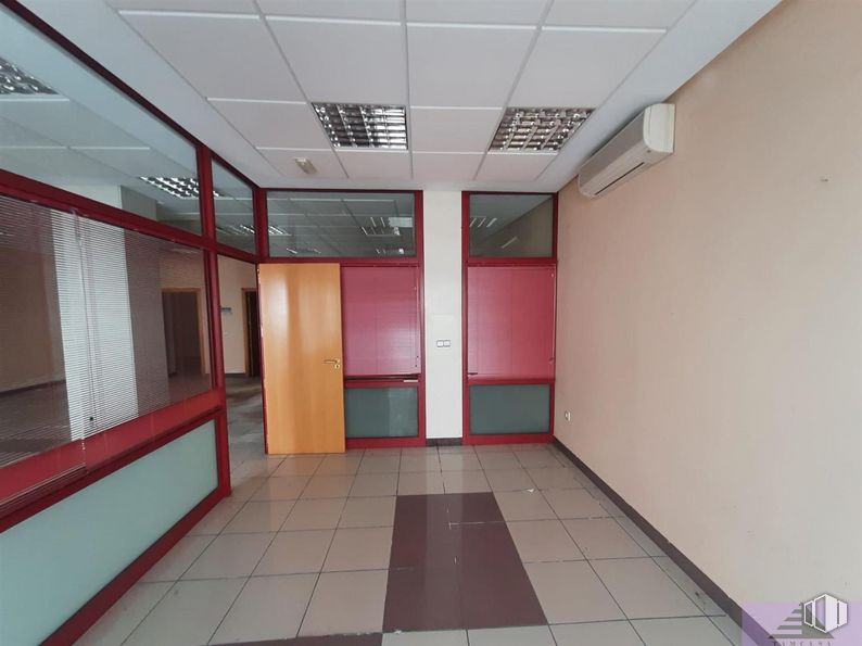 Retail for sale & for rent at Zona centro, El Romeral, Toledo, 45770 with door, light fixture, interior design, fixture, hall, flooring, floor, wood, building and ceiling around