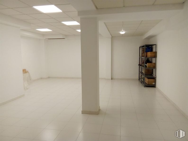 Local en alquiler y venta en Calle Constitución, 83, Navalcarnero, Madrid, 28600 con estantería, suelos, suelo, hall, madera, arte, techo, estante, espacio y evento alrededor