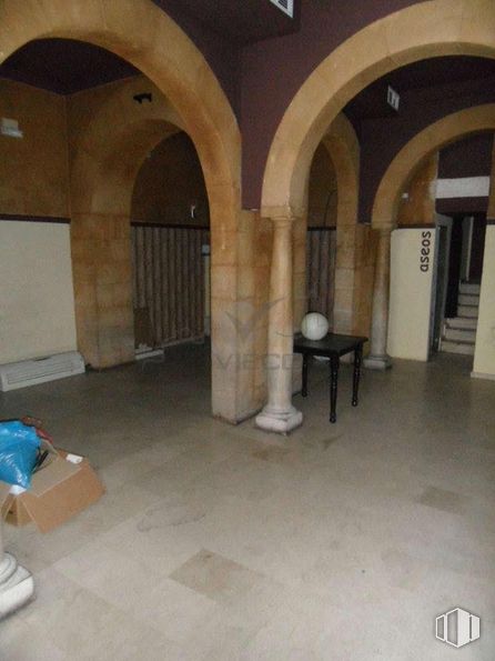 Retail for rent at Zona Fermín Caballero, Cuenca, 16004 with table, box, shoe, property, building, tile flooring, brick, brickwork, floor and flooring around