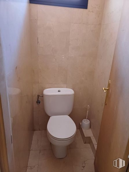 Retail for rent at Ronda Plazuela, Las Rozas de Madrid, Madrid, 28230 with toilet, brown, toilet seat, bathroom, purple, interior design, fixture, floor, wall and building around