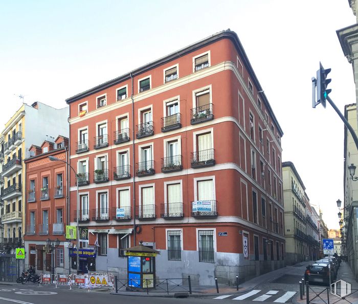 Local en venta en Calle San Bernardo, Centro, Madrid, 28015 con edificio, cielo, ventana, luz de la calle, diseño urbano, zona residencial, barrio, pared, vía pública y fachada alrededor