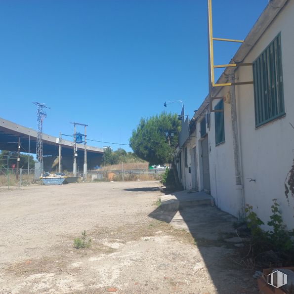 Nave en venta en Zona industrial, Fuenlabrada, Madrid, 28944 con ventana, planta, cielo, luz de la calle, superficie de la carretera, asfalto, lote de terreno, árbol, sombra y zona residencial alrededor