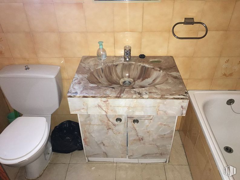 Industrial for sale at Calle Méjico, Guadalajara, 19004 with toilet, sink, brown, tap, plumbing fixture, bathroom sink, bathroom cabinet, bathroom, cabinetry and kitchen sink around