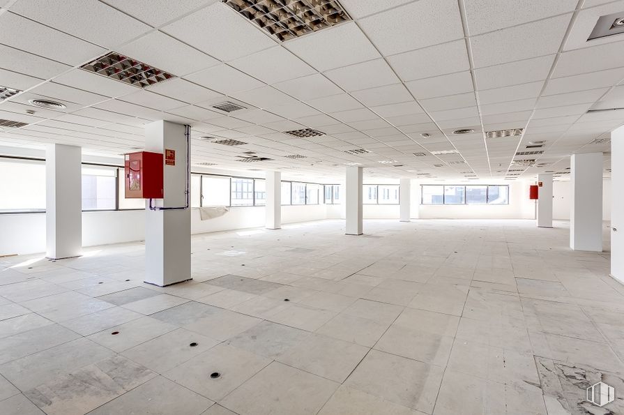 Oficina en alquiler y venta en Calle Alcalá, 474, San Blas - Canillejas, Madrid, 28027 con edificio, accesorio, piso, línea, suelo, entrada, vidrio, espacio, techo y evento alrededor