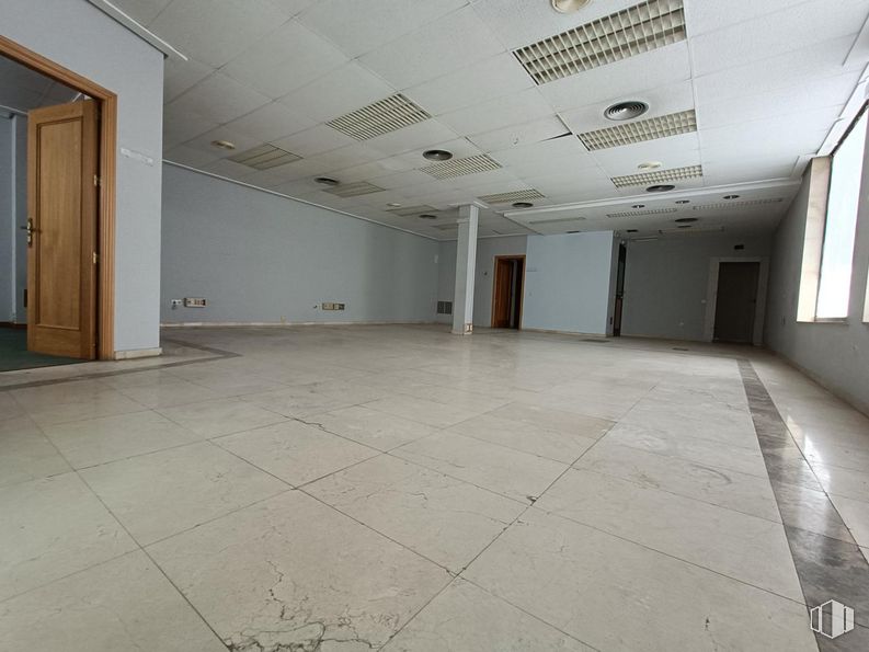 Retail for sale at Calle Ciudad de Martos, Mora, Toledo, 45400 with door, property, fixture, hall, window, flooring, floor, tile flooring, composite material and ceiling around