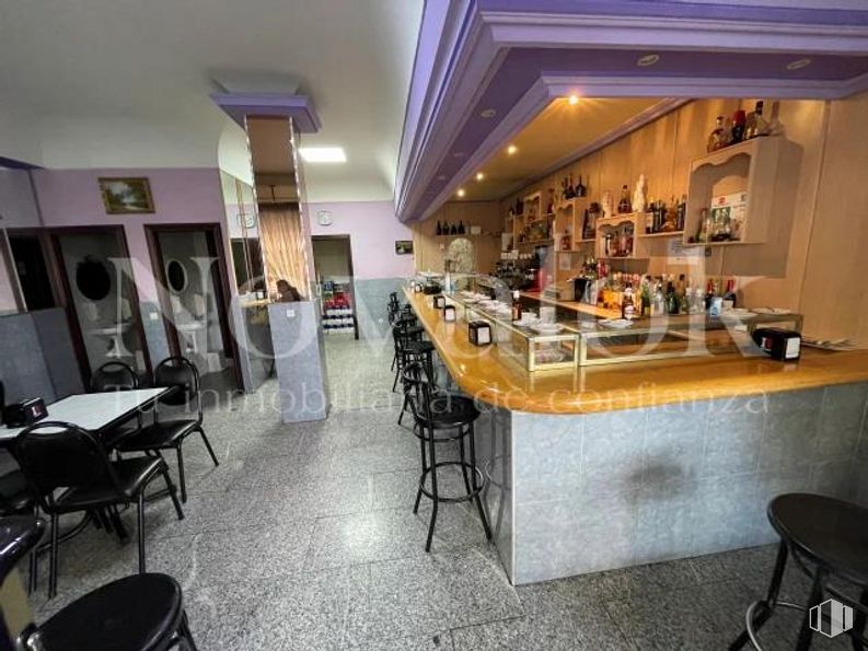 Local en alquiler en 10.604, Calle Bécquer, Móstoles, Madrid, 28932 con taburete, mesa de cocina y comedor, mueble, mesa, silla, interiorismo, edificio, techo, estante y barware alrededor