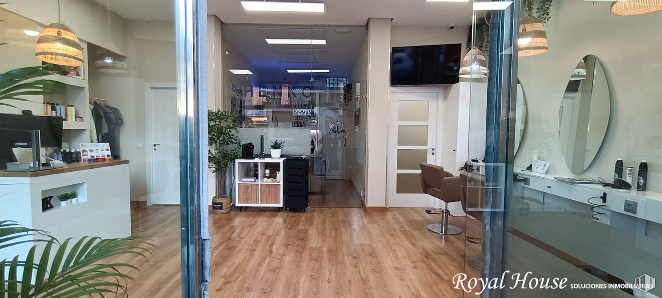 Local en venta en Calle Venta, 12, Collado Villalba, Madrid, 28400 con silla, planta, alumbrado, espejo, planta de interior, madera, suelos, suelo, puerta y sofá alrededor