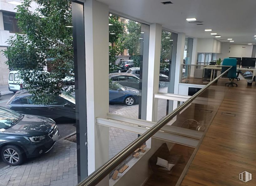 Retail for sale & for rent at Castellana/Salamanca, Salamanca, Madrid, 28006 with wheel, car, tire, vehicle, automotive lighting, motor vehicle, automotive design, window, automotive exterior and vehicle door around