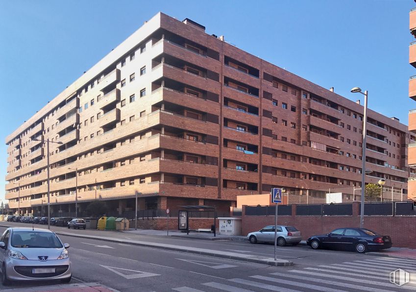 Retail for sale at Calle Doménico Veneciano, 3-5 , Seseña, Toledo, 45223 with car, building, wheel, land vehicle, tire, sky, vehicle, property, vehicle registration plate and urban design around