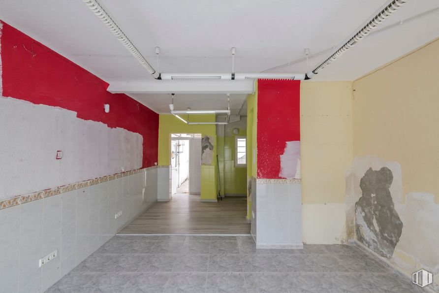 Retail for rent at Plaza Sisenando, La Latina, Madrid, 28011 with sculpture, property, lighting, fixture, interior design, building, floor, flooring, ceiling and house around