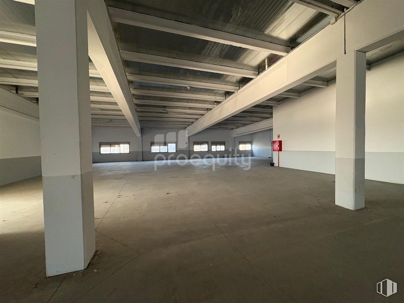 Industrial for sale at Calle Laguna, 74, Alcorcón, Madrid, 28923 with floor, flooring, ceiling, hall, parking lot, concrete, parking, building material, fluorescent lamp and basement around