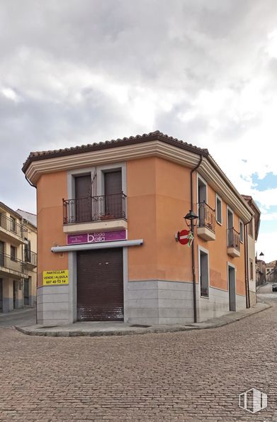 Retail for sale at Calle Conde Don Ramón, 69, Ávila, 05001 with house, door, window, sky, cloud, building, road surface, wood, residential area and facade around