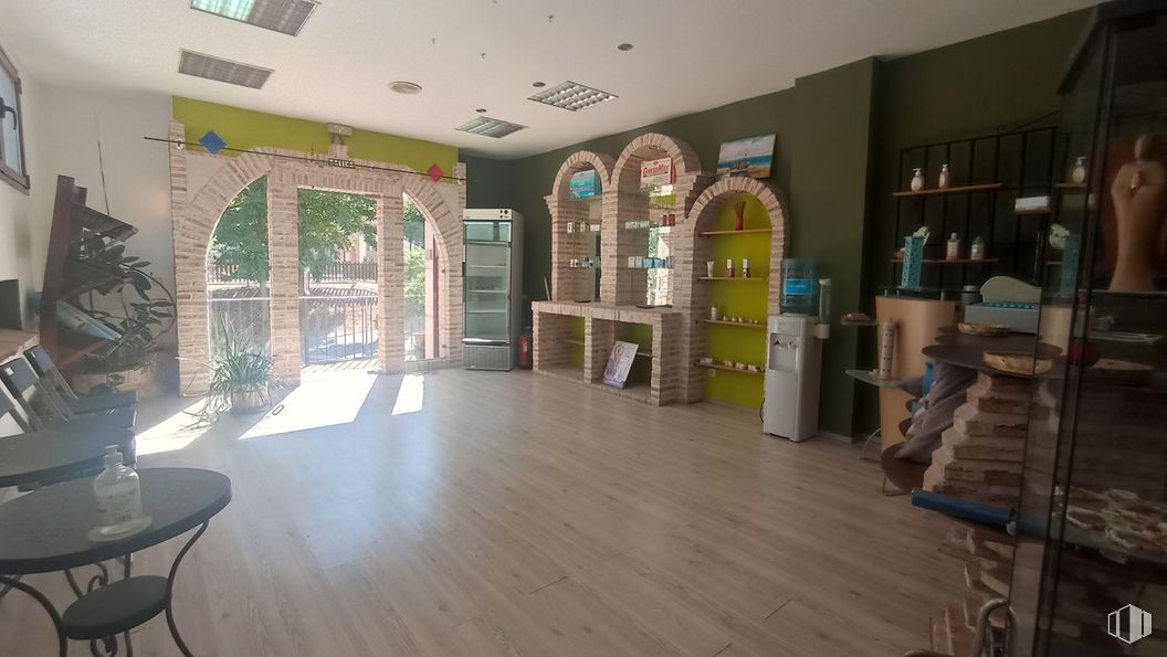 Local en venta en Zona centro, Arroyomolinos, Madrid, 28939 con mesa, mesa de centro, planta, interiorismo, suelo, madera, suelos, planta de interior, inmobiliario y madera dura alrededor