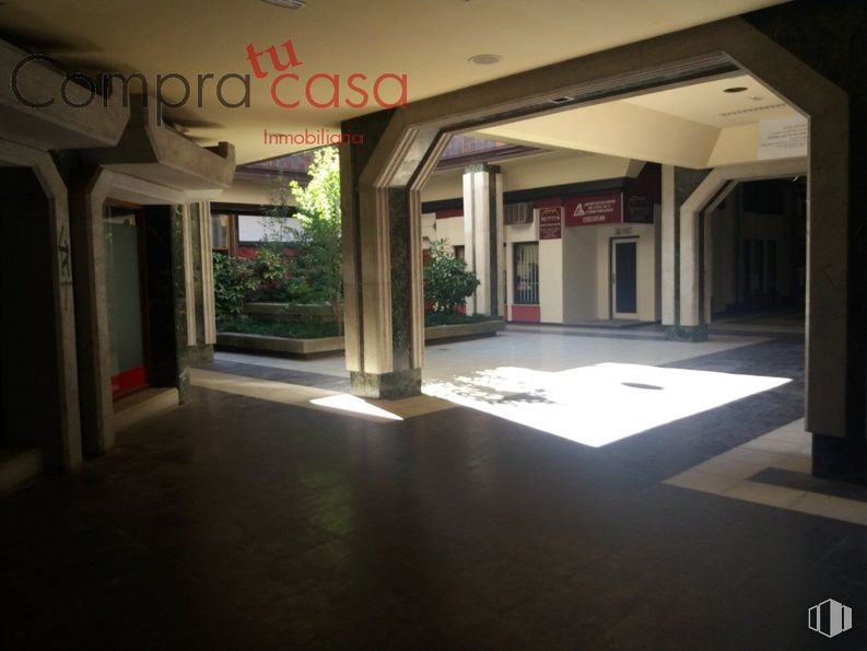 Local en alquiler y venta en Centro comercial Mahonías, Segovia, 40002 con planta, edificio, accesorio, suelos, techo, tintes y matices, planta de interior, material compuesto, uso mixto y suelo de baldosas alrededor