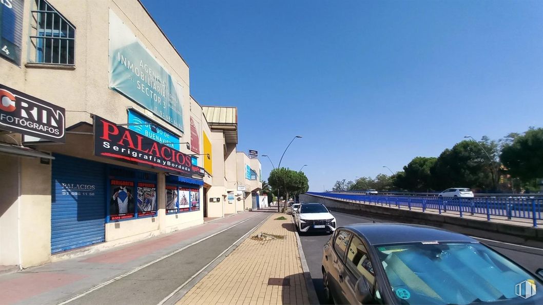 Retail for sale at Zona Sector III, Getafe, Madrid, 28905 with car, window and advertising around