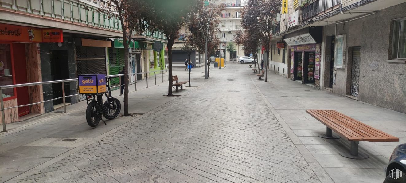 Retail for sale & for rent at Calle Alfares, 4, Alcorcón, Madrid, 28922 with bench, tire, wheel, building, infrastructure, outdoor bench, road surface, tree, vehicle and asphalt around