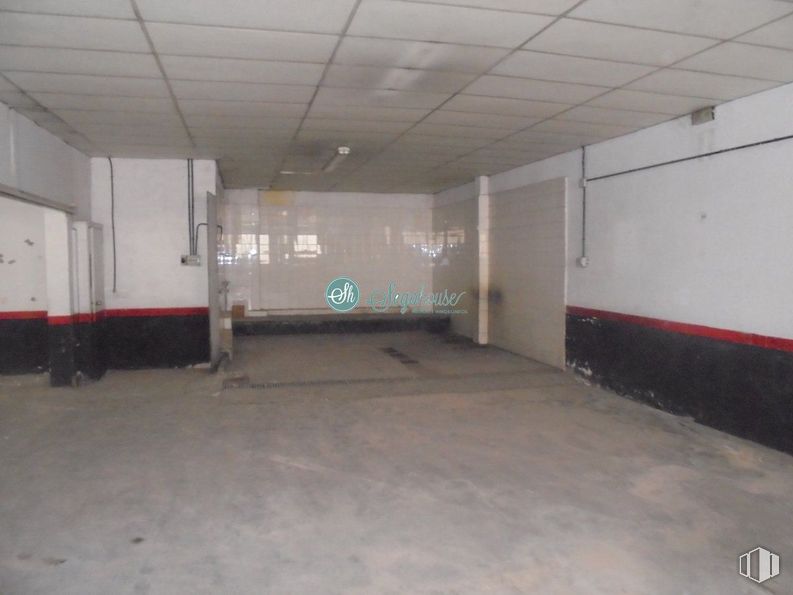 Retail for sale at Zona Obispo Quesada, Segovia, 40006 with hall, floor, flooring, asphalt, gas, ceiling, concrete, building, parking and event around