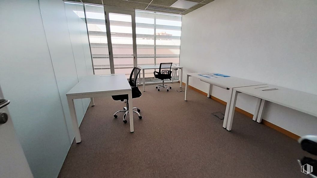 Oficina en alquiler en Plaza Constitución, 2, Fuenlabrada, Madrid, 28945 con silla, mesa, mueble, escritorio, silla de oficina, diseño de interiores, piso, suelo, escritorio para computadora y propiedad material alrededor