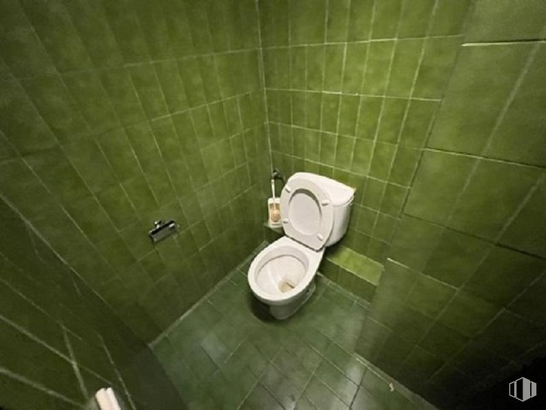 Retail for sale at Calle Julián Romea, Chamberí, Madrid, 28003 with toilet, plumbing fixture, bathroom, toilet seat, purple, floor, flooring, plumbing, house and tints and shades around