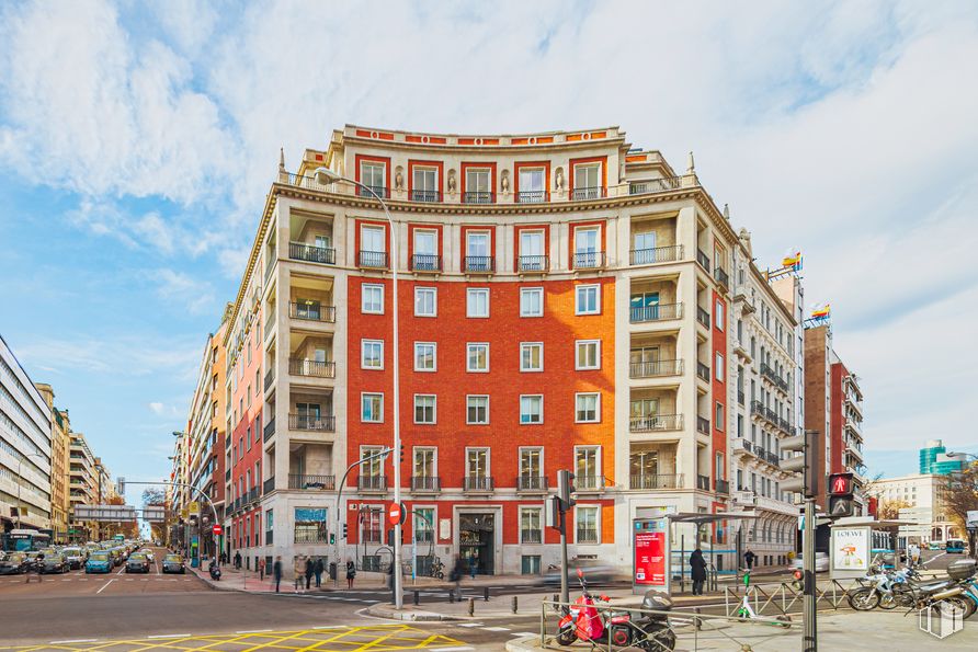 Oficina en alquiler en Edificio Marañón, Paseo Castellana, 53, Chamberí, Madrid, 28046 con edificio, nube, cielo, día, ventana, azul, neumático, rueda, diseño urbano y condominio alrededor