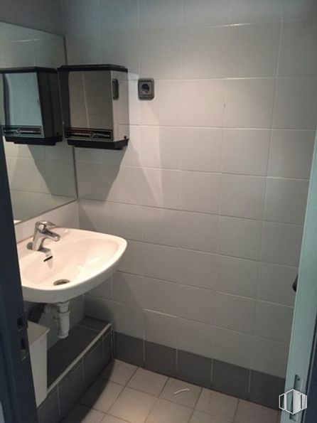 Local en alquiler en Calle Gran Vía, Majadahonda, Madrid, 28220 con fregadero, espejo, lavabo de baño, grifo, accesorio de plomería, baño, accesorio, piso, pavimento y madera alrededor