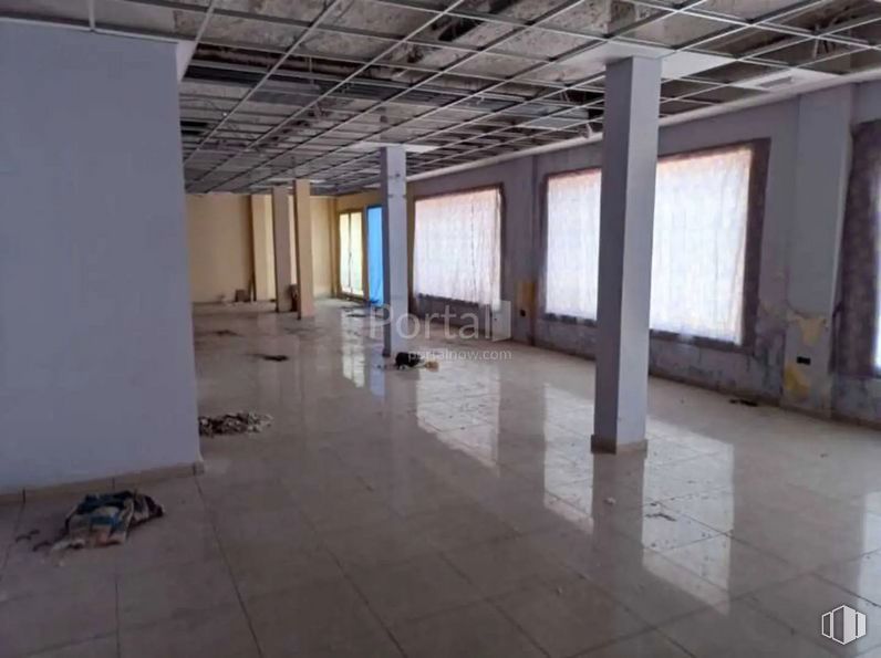 Retail for sale at Avenida Rey Juan Carlos I, Tarancón, Cuenca, 16400 with window, wood, floor, fixture, flooring, hall, tile flooring, building material, art and composite material around