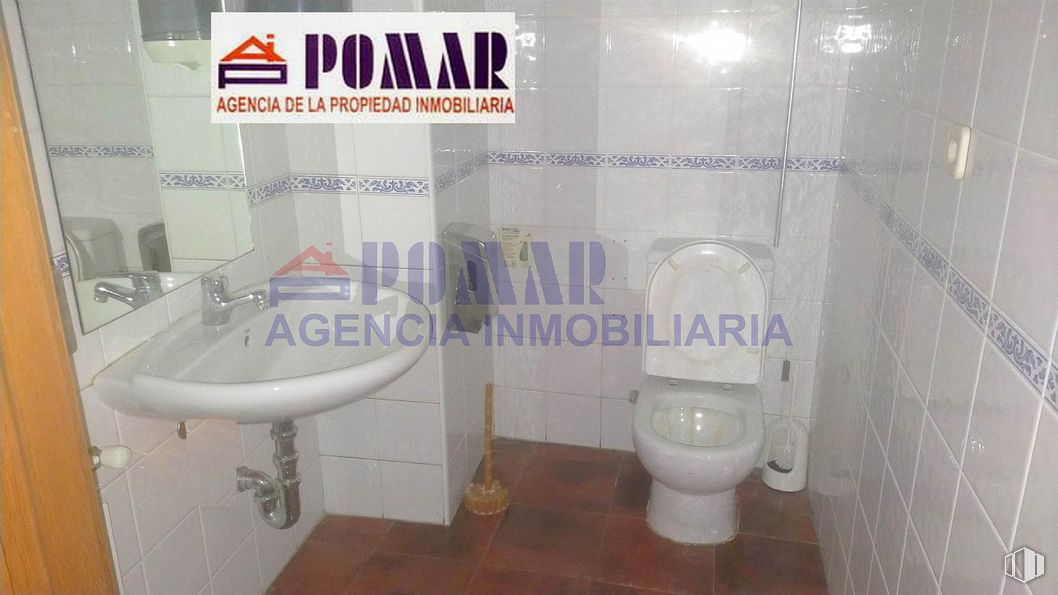 Retail for rent at Plaza Nalvillos, 1, Ávila, 05001 with toilet, property, sink, product, bathroom, purple, fixture, plumbing fixture, fluid and floor around