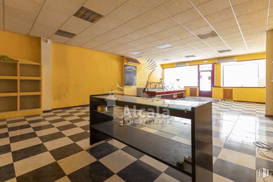 Retail for sale at Zona centro, Azuqueca de Henares, Guadalajara, 19200 with cabinetry, countertop, building, wood, tile flooring, kitchen, interior design, flooring, floor and house around