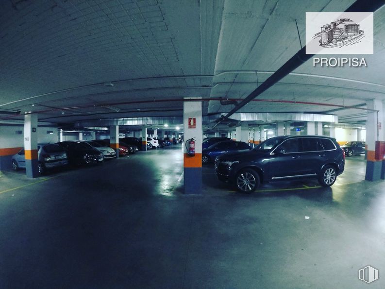 Office for sale & for rent at Calle Casas de Miravete, Villa de Vallecas, Madrid, 28031 with car, tire, automotive parking light, wheel, vehicle, automotive lighting, automotive tire, motor vehicle, automotive design and alloy wheel around