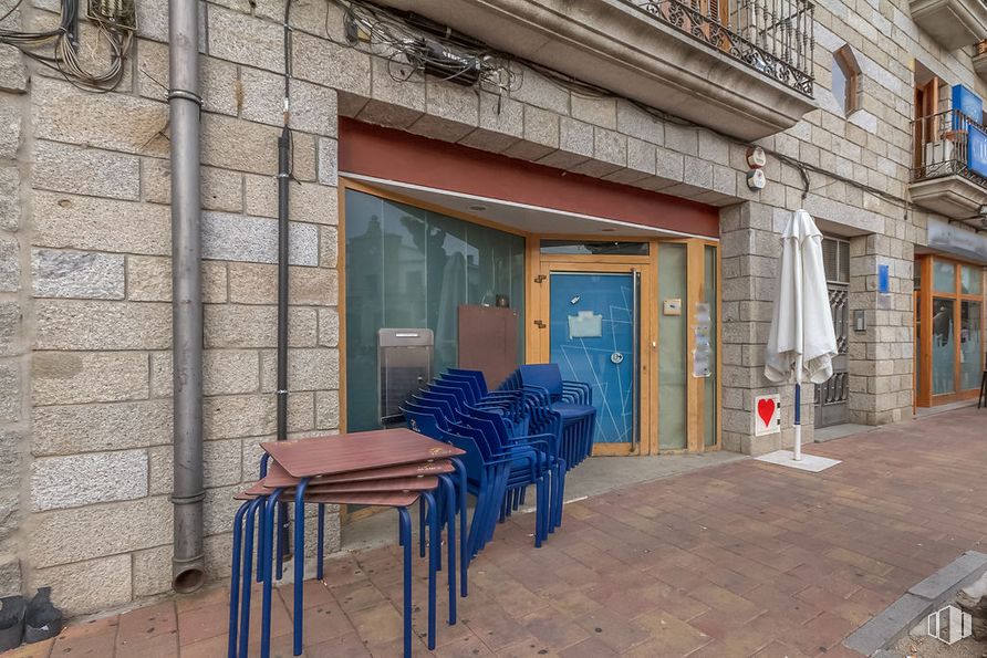 Local en alquiler y venta en Plaza Constitución, Galapagar, Madrid, 28260 con taburete, puerta, ventana, edificio, superficie de la carretera, ladrillo, madera, albañilería, arquitectura y pavimentos alrededor