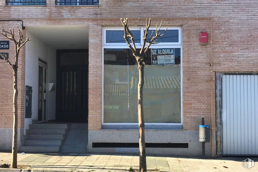 Retail for sale & for rent at Calle Agua, 38, Bargas, Toledo, 45593 with window, lighting, building, fixture, door, brick, facade, road surface, wood and gas around