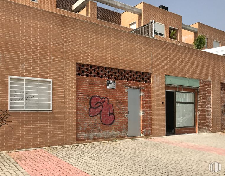 Local en alquiler y venta en Calle Constelación de Casiopea, 1, Parla, Madrid, 28980 con persiana de la ventana, puerta, marrón, propiedad, edificio, ventana, madera, albañilería, cielo y ladrillo alrededor