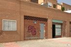 Local en alquiler y venta en Calle Constelación de Casiopea, 1, Parla, Madrid, 28980 con persiana de la ventana, puerta, marrón, propiedad, edificio, ventana, madera, albañilería, cielo y ladrillo alrededor