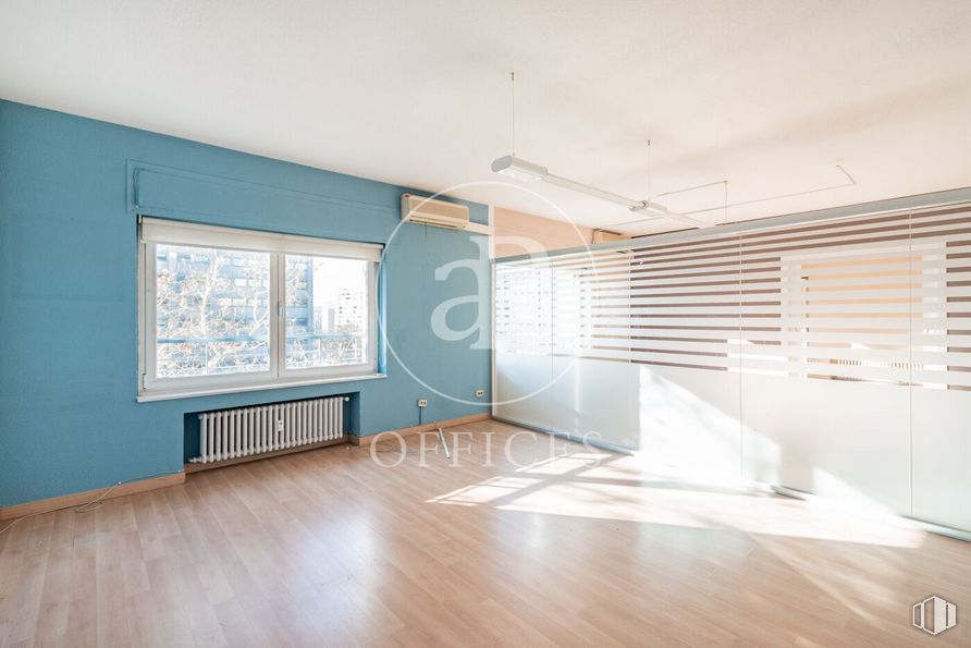 Oficina en alquiler en Paseo Castellana, Chamartín, Madrid, 28046 con persiana de la ventana, ventana, edificio, hall, madera, sombra, suelos, accesorio, suelo y madera dura alrededor