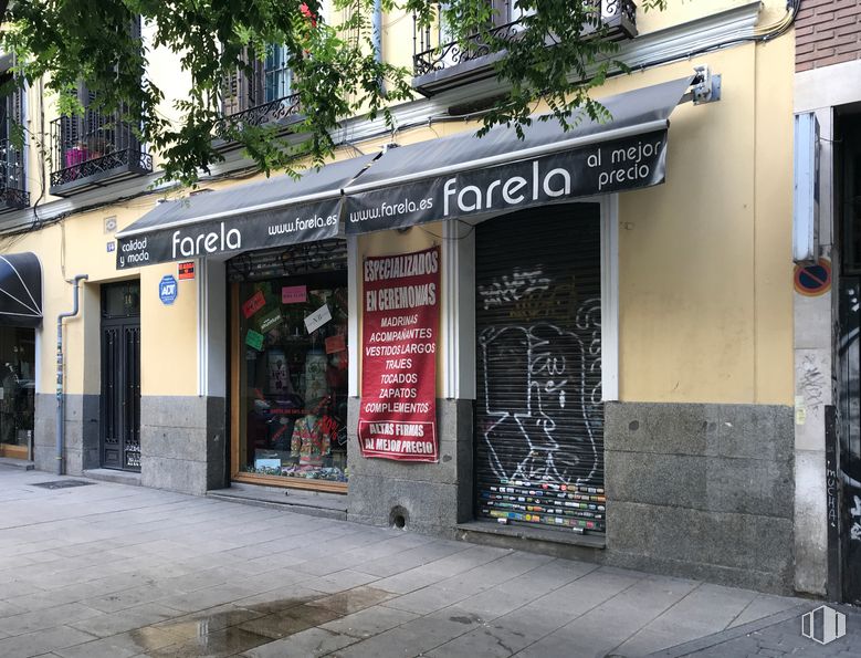 Retail for rent at Calle Argumosa, 14, Centro, Madrid, 28012 with building, door, tree, neighbourhood, sidewalk, font, facade, window, city and house around