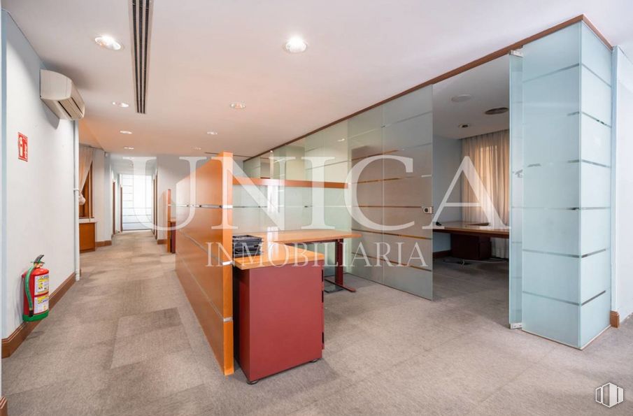 Oficina en venta en Calle Velázquez, Salamanca, Madrid, 28006 con mueble, mesa, propiedad, silla, madera, interiorismo, accesorio, suelos, suelo y hall alrededor