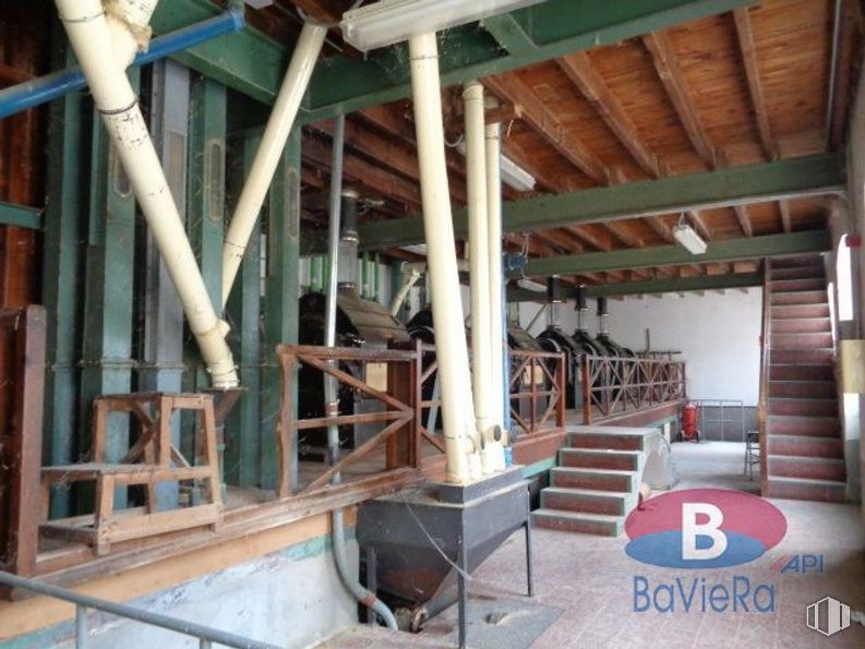 Industrial for sale at Zona Mandayona , Mandayona, Guadalajara, 19294 with furniture, wood, beam, building, hardwood, lumber, ceiling, wood stain, house and plank around