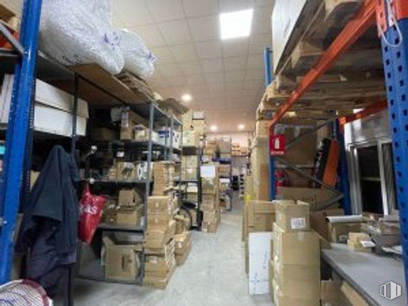 Industrial for sale at Calle Ciudad de Frías, 23, Villaverde, Madrid, 28021 with pillow, clothing, wood, gas, retail, flooring, engineering, machine, market and shelf around