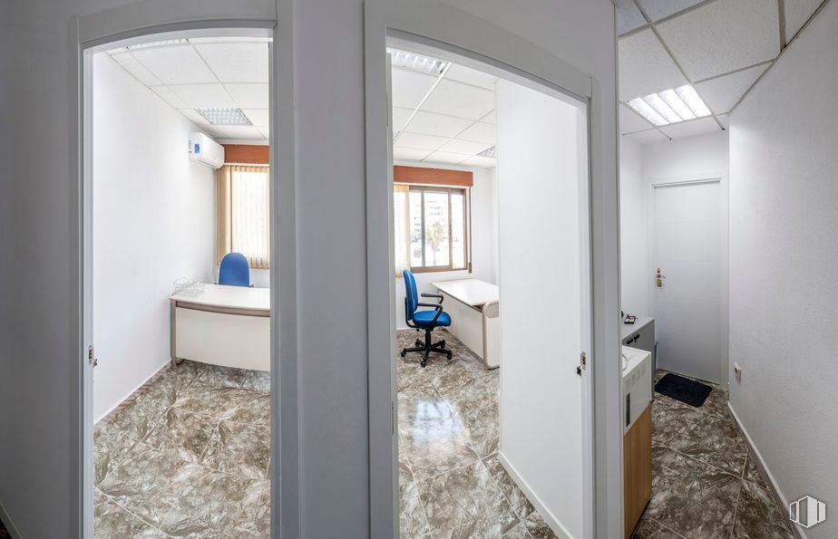 Oficina en alquiler en Calle Federica Montseny, 1, Parla, Madrid, 28980 con silla, ventana, propiedad, edificio, mueble, accesorio, piso, diseño de interiores, suelo, bienes raíces y cajón alrededor