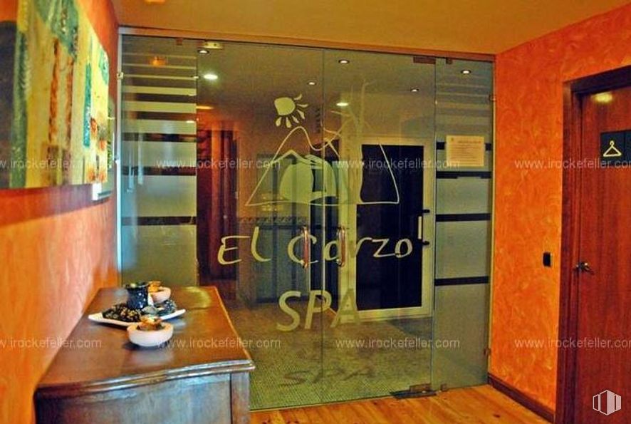 Retail for sale at Zona Puerto de Navacerrada, Cercedilla, Madrid, 28470 with furniture, door, tableware, property, fixture, interior design, wood, flooring, glass and home door around