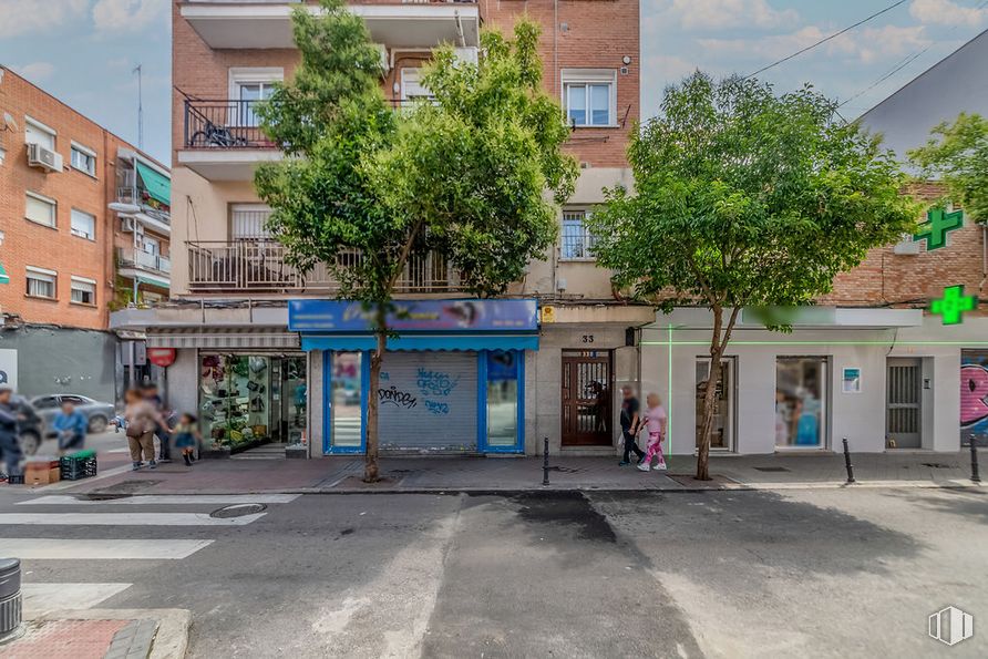 Local en venta en Cale Martínez Oviol, Villaverde, Madrid, 28021 con edificio, persona, durante el día, propiedad, ventana, cielo, nube, superficie de la carretera, árbol y diseño urbano alrededor